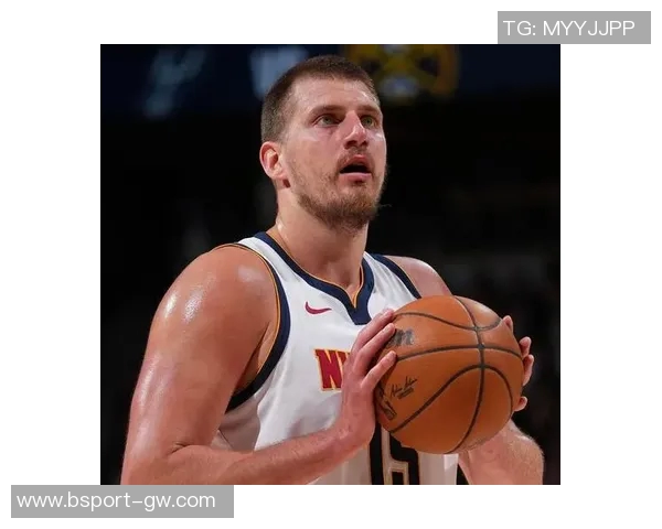 华子故作淡定扒拉约基奇裁判未吹哨引发热议