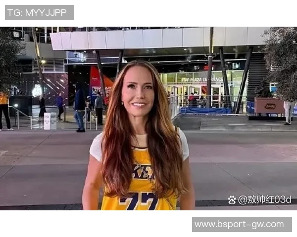 日本性感女星昨日现身湖人主场穿东契奇球衣引发热议
